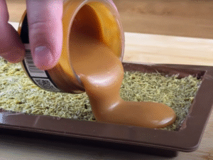 Add a layer of 100 g of salted caramel, then refrigerate again until it firms up.