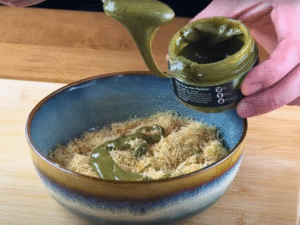 Combine the crunchy kataifi with 100 g of pistachio paste, then spread this mixture over the set chocolate layer. Smooth gently.