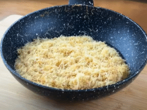In a pan, toast 70 g of kataifi pastry with 20 g of butter until crisp and golden.